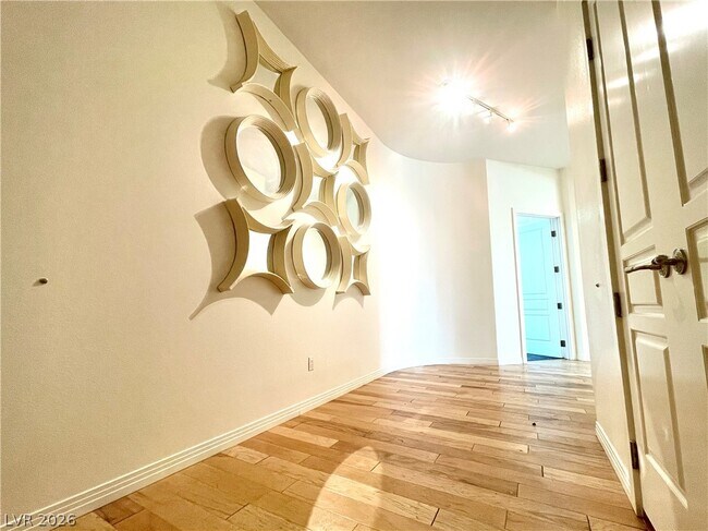 Foto del edificio - 360 E Desert Inn Rd