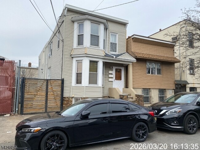 Building Photo - 38 Delancy St