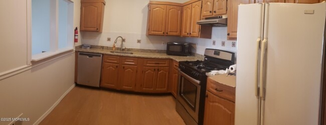 Building Photo - 320 Tulip Ln