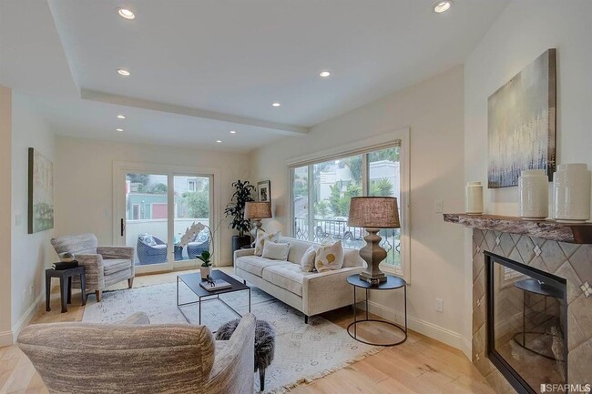 Building Photo - 4BR+Office/4BA + Office Noe Valley Stunnin...