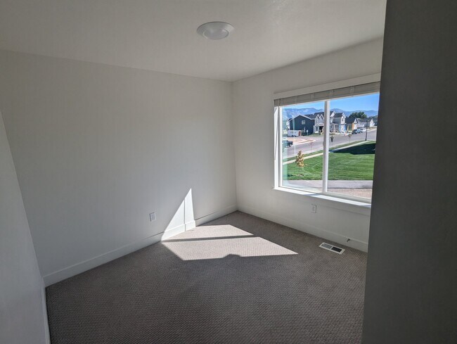 Building Photo - 616 W 650 N