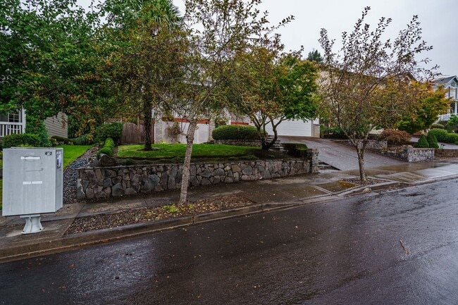 Foto del edificio - 4 Bedroom 2.5 Bath with Fenced Backyard in Camas School District