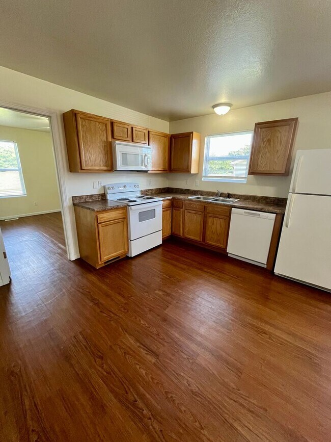 Building Photo - All Inclusive Duplex | 4 Bed | 2.5 Bath