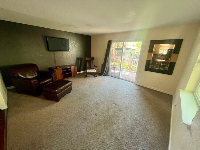 Foto del edificio - Heart of the Old Mill District: 3-Bed, 2-Bath with a Spectacular Backyard!