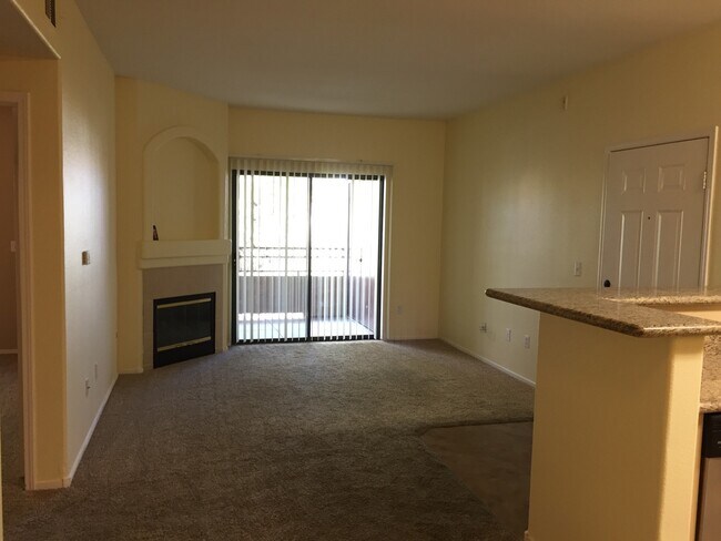 Foto del edificio - COZY GATED CONDO NEAR THE 95!
