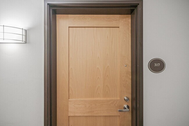 Building Photo - Modern 1-Bed 1.5-Bath + Den Condo in Minne...