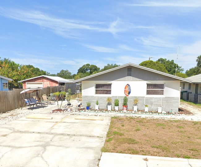 Building Photo - 2 bed one bath duplex