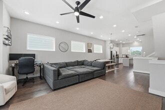 Building Photo - 2057 Sherwood Forest St