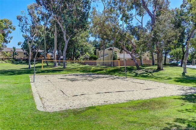 Foto del edificio - Updated 2 bedroom townhome Just Minutes from Downtown & the Beach
