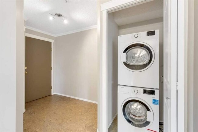 Building Photo - 4000 Somervale Crt SW