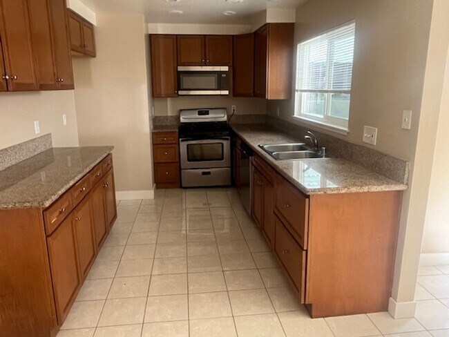 Foto del edificio - $2,975 4 BEDROOM 2 BATH + OFFICE/ DEN (RIV...