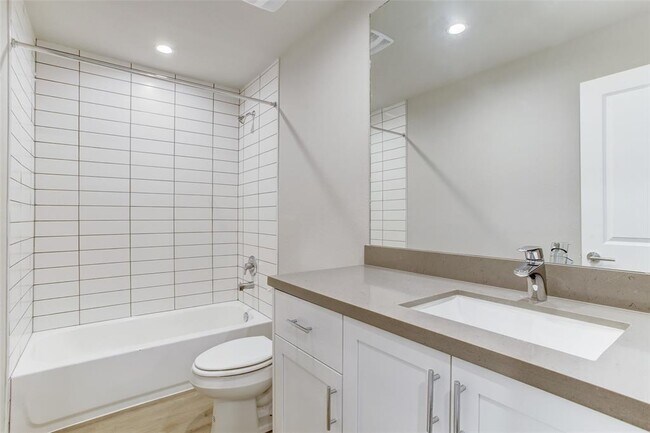 Foto del edificio - 645 E 11th 1/2 St