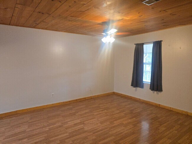 Foto del edificio - 15705 Hallmark Ln