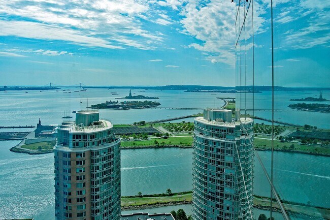 Building Photo - 77 Hudson St