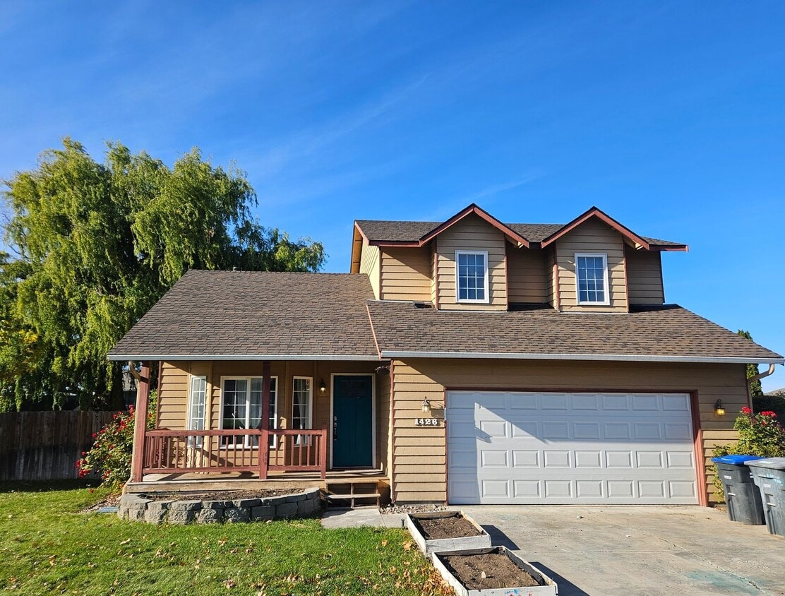 Foto principal - Three Bedroom Home in desirable neighborhood!