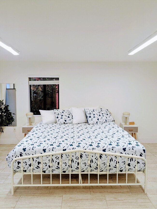 Building Photo - 1323 SW 22nd Ave