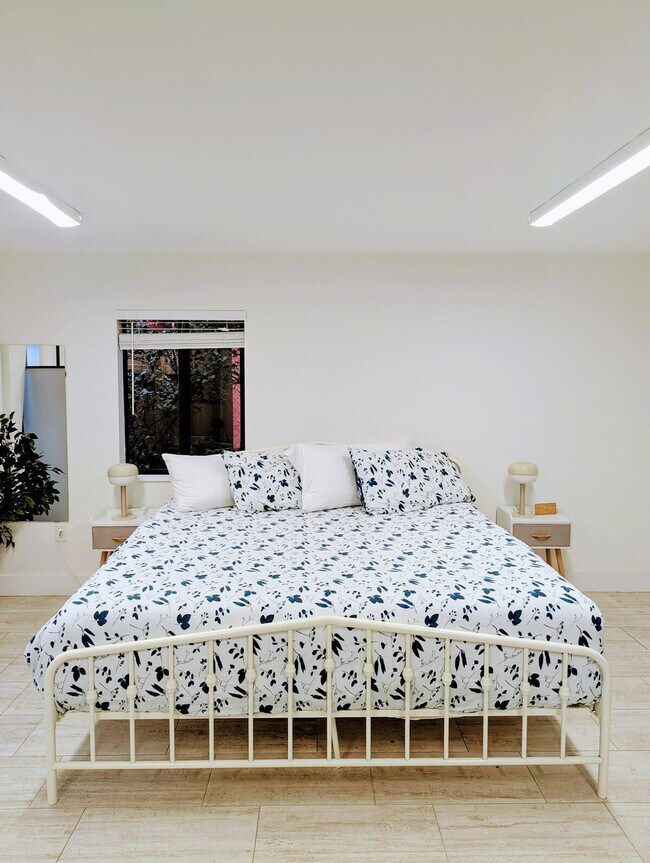 Building Photo - 1323 SW 22nd Ave