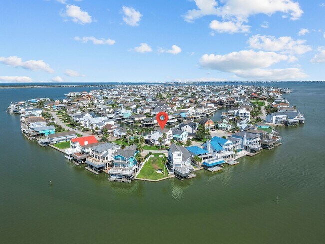 Building Photo - Waterfront Living at Its Best – For Rent o...