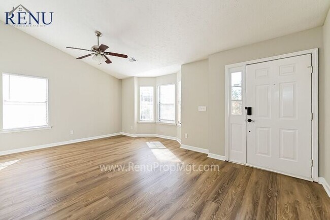 Building Photo - Available Now! 3 Beds & 2.5 Baths!