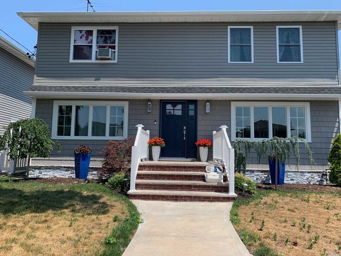 Primary Photo - 255 Litchfield Ave