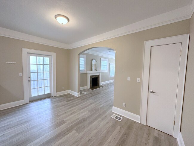 Building Photo - Adorable 2BD/1BTH 1st floor Condo in the H...