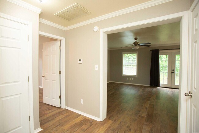 Building Photo - 558 Wisteria Dr