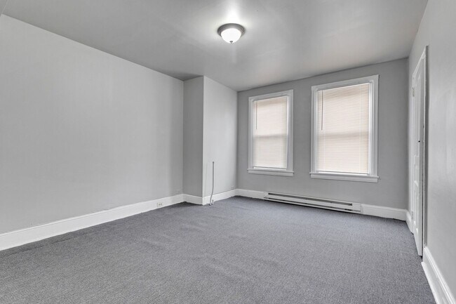 Building Photo - 5 Bedroom, 2 full bath Norristown Rental!