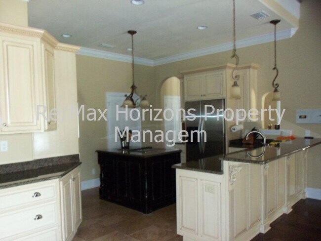 Building Photo - Magnificent home on golf course!