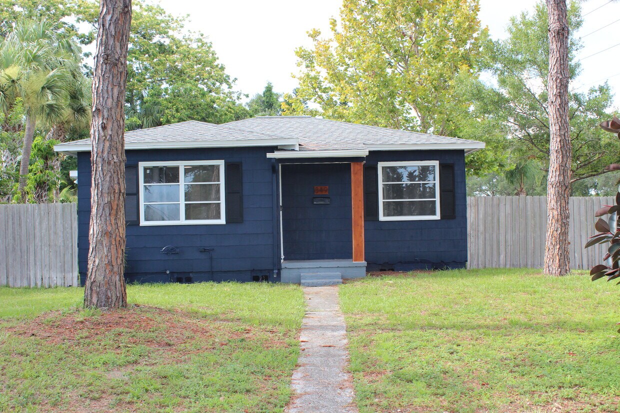 Frente - 849 58th Avenue Northeast