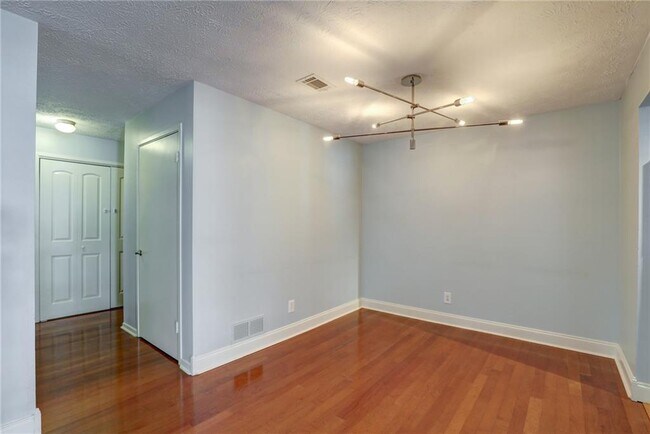 Foto del edificio - 6818 Glenridge Dr