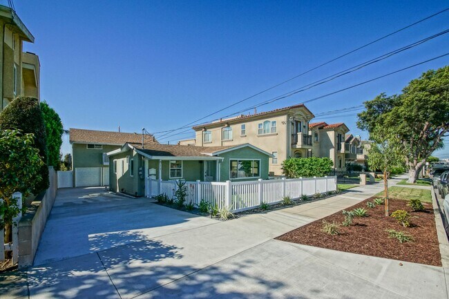 Foto del edificio - NEWLY REMODELED, SPLIT-LEVEL 3BR2BA DUPLEX...