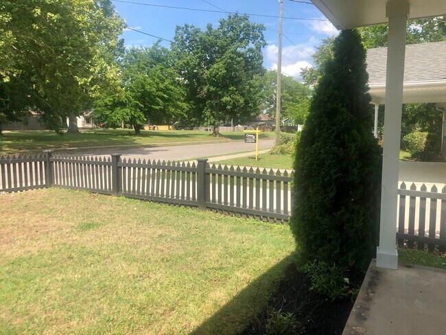 Foto del edificio - Cleveland Park Renovation!  Walking Distance to Everything! Jetted Shower - Fully Fenced - Garage...