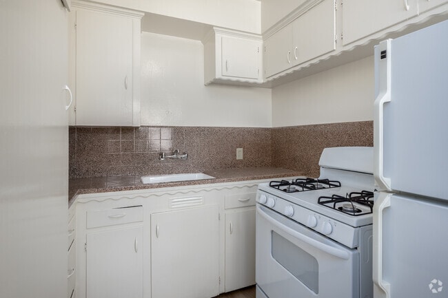 1BR, 1BA - 625SF - Kitchen - 2610 N St