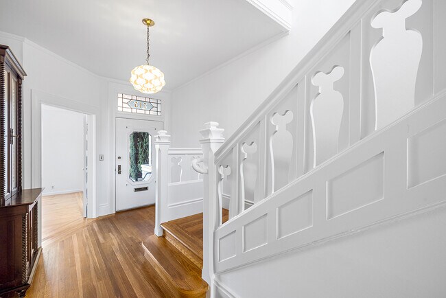 Building Photo - 715 6th Ave