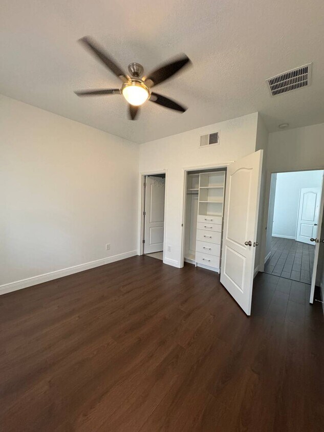 Foto principal - 6336 Flat Lemon Dr