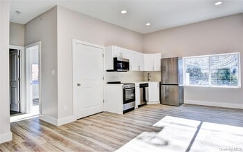 Building Photo - 292 Main St