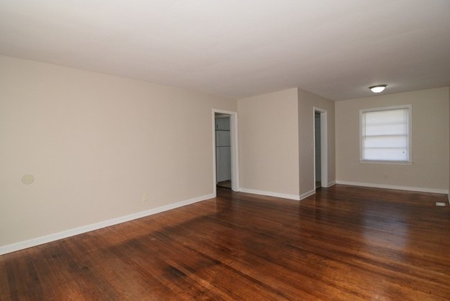 Building Photo - 3 Bedroom House w/ Bonus Room & Fenced Yard
