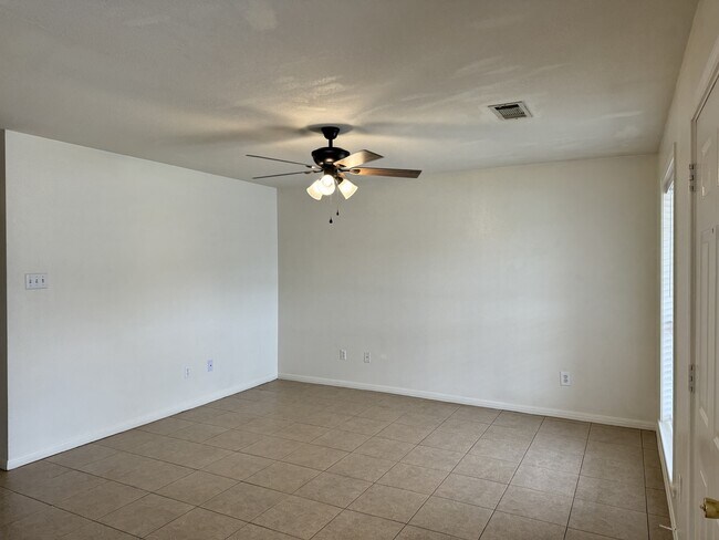 Building Photo - 1621 Rock Hollow Loop