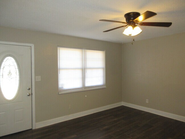 Building Photo - Renovated 3 Bedroom