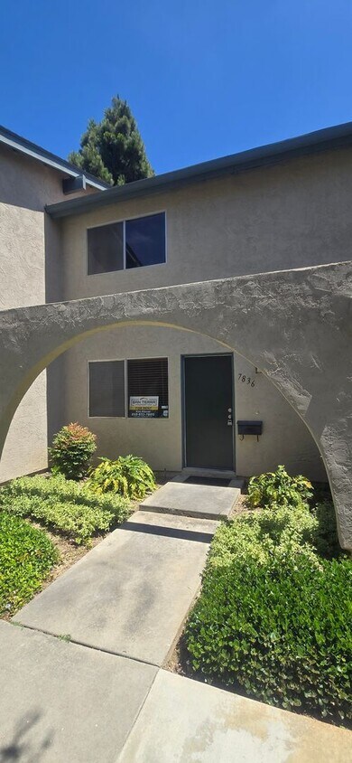 Foto principal - 3 Bedroom, 1.5 Bath Two-Story Townhome wit...