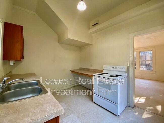 Building Photo - 447 Egan St