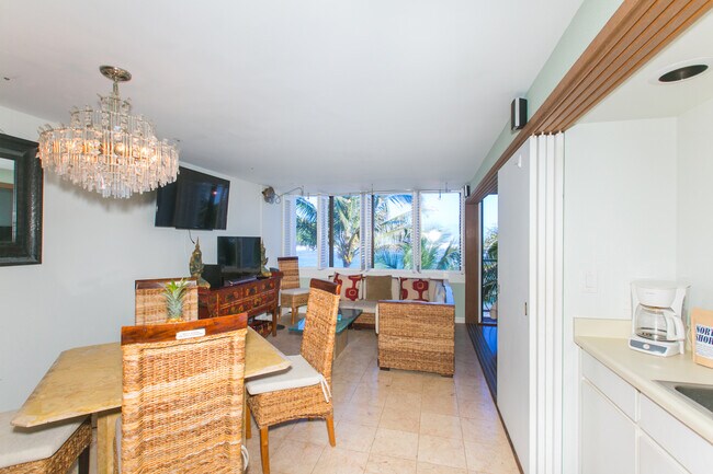 Foto del edificio - Fully Furnished Beach Front Condo on North Shore!