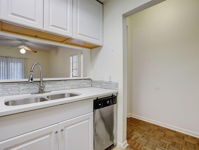 Building Photo - 711 W 21st St