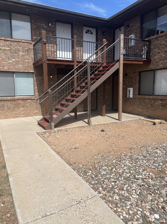 Building Photo - 2495 S Mountain View Dr