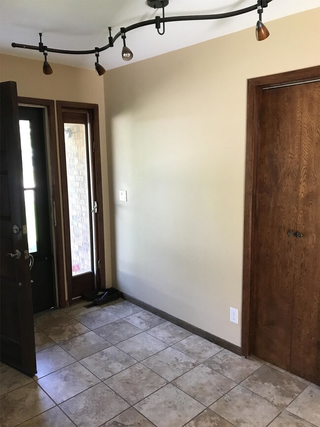 Building Photo - 2914 Meadowbrook Dr