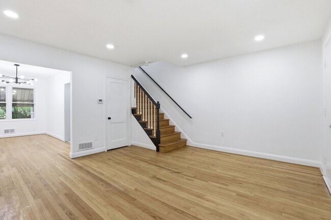 Building Photo - 318 Grovethorn Rd
