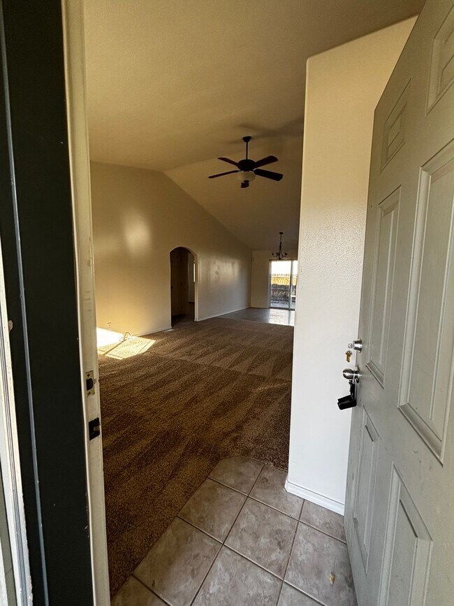 Foto del edificio - SE Bend House, Gas Heat/Fireplace, Fenced Yard, Dbl. Garage, Pets Considered!