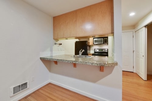 Building Photo - Rodgers Park Condo - 1 bedroom