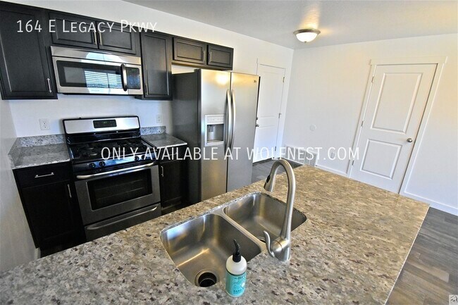 Foto del edificio - Beautiful 3 Bedroom Saratoga Springs Townh...