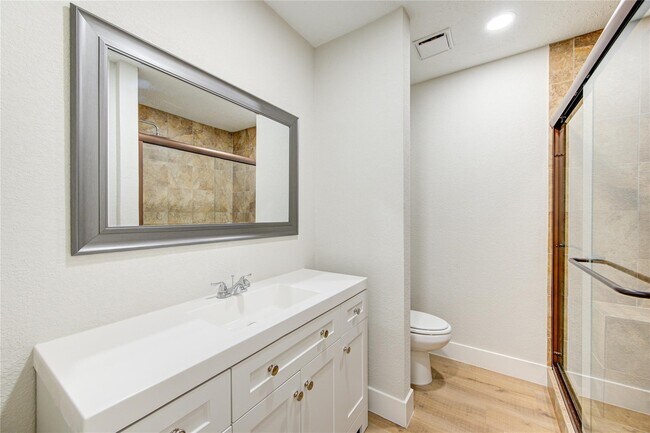 Building Photo - 328 Meadow Wood Ct